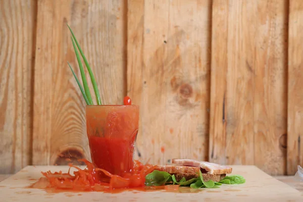 Çok kirli bir masa.