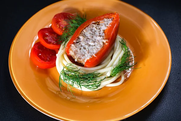 Öğle yemeği için tabak.