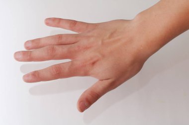 Beyaz arkaplanda sağ el