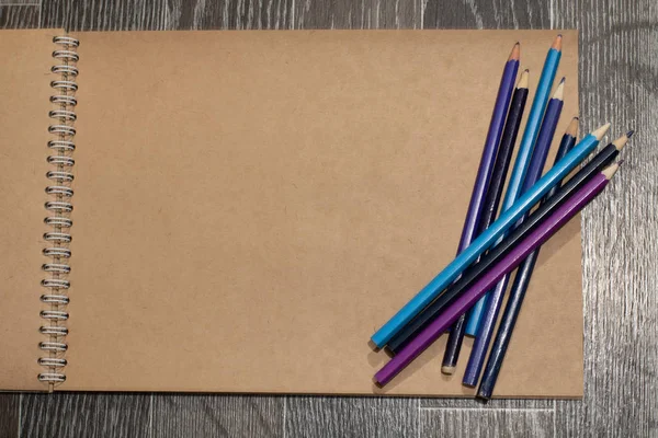 Kalemlerle boş sayfa