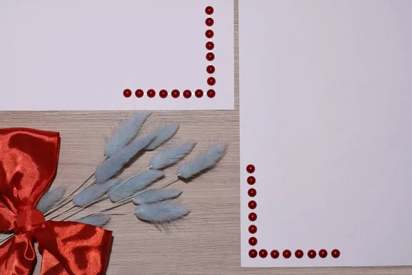 Mavi kurutulmuş çiçek pampaları ve kırmızı fiyonk