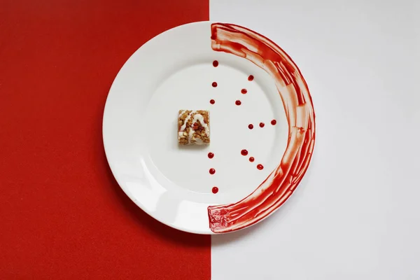 Kırmızı ve beyaz arkaplanda tatlı tabağı