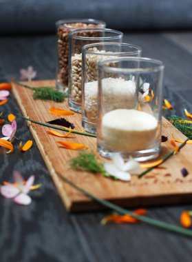 Gözlüklü satıcı.