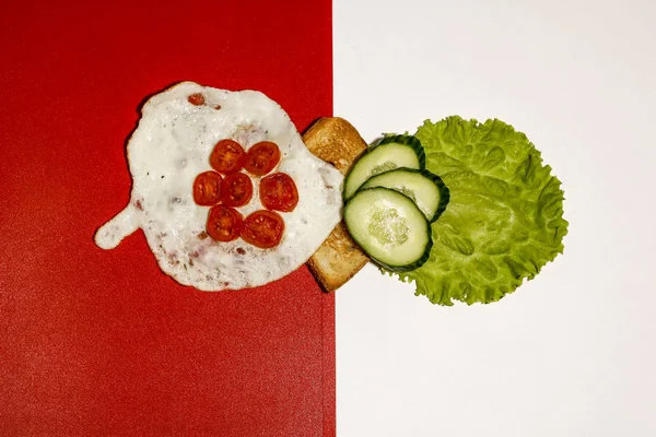 Çırpılmış yumurta, domates ve bitkilerle.