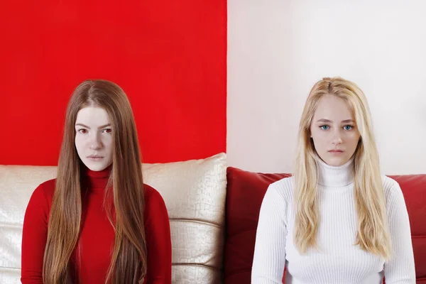 Kırmızı beyaz arka planda iki kız