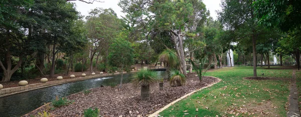 Lago e fontana a Joondalup Central Park — Foto Stock