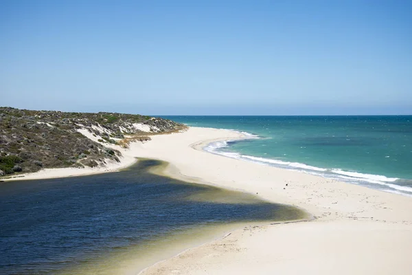 Una vista cercana de la playa del océano del río Moore — Foto de Stock