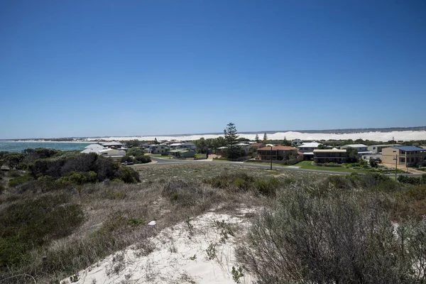 Panorama de la ciudad de Lancelin cerca de la playa y dunas de arena blanca — Foto de Stock