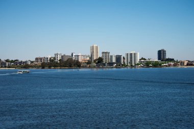 Perth, Batı Avustralya, Kasım 2016: Güney Perth görünümüyle Elizabeth Quay Köprüsü'nden feribot geçiş 