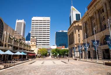 Perth, Batı Avustralya, Kasım 2016: Perth şehrinde kule Forrest Place Square ve South32 bir görünüm