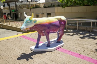Perth, Batı Avustralya, Kasım 2016: Renkli boyalı inek Perth City Cowparade olay bir parçası olarak 