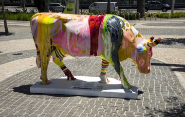 Perth, Batı Avustralya, Kasım 2016: inek Perth City Cowparade parçası olarak boyalı renkli şerit