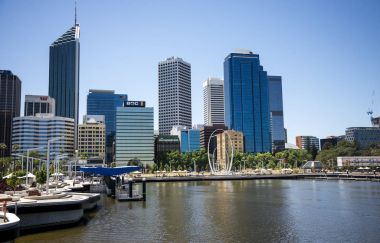 Perth, Batı Avustralya, Kasım 2016: Perth şehir manzaralı Spanda ile Elizabeth Quay Köprüsü'nden 