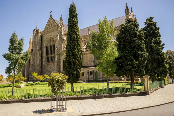 Perth, Western Australia, novembre 2016: Vista laterale della Cattedrale di Santa Maria e dei giardini di Perth — Foto Stock