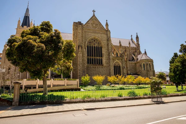 Perth, Australia Occidental, noviembre de 2016: Vista lateral de la Catedral de Santa María en Perth — Foto de Stock