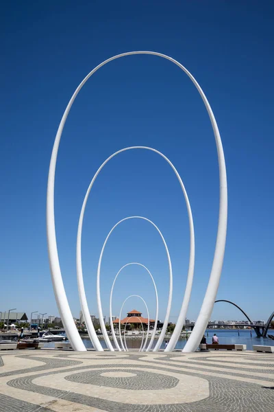 Perth, Australia Occidental, noviembre de 2016: The Spanda - una escultura artística de 29 metros en el muelle de Elizabeth Quay — Foto de Stock