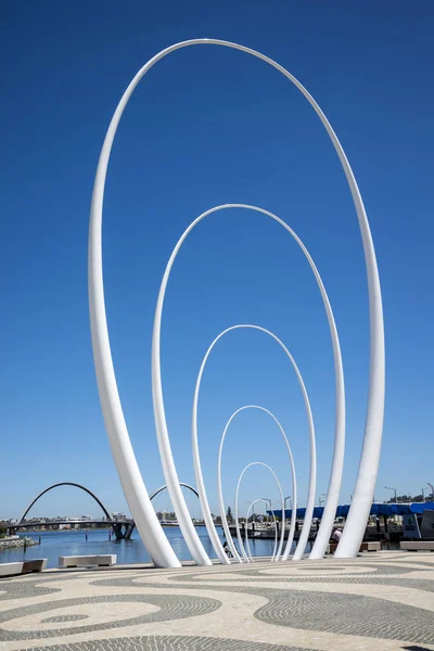 Perth, Australia Occidental, noviembre de 2016: The Spanda - una escultura artística de 29 metros en el muelle de Elizabeth Quay — Foto de Stock