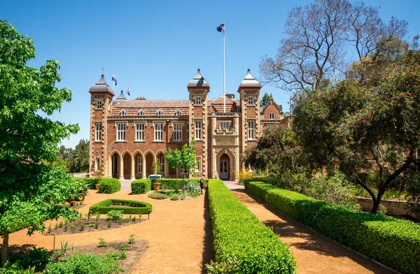 Perth, Australia Occidental, noviembre de 2016: Casa de Gobierno y jardín paisajístico en el centro de Perth — Foto de Stock