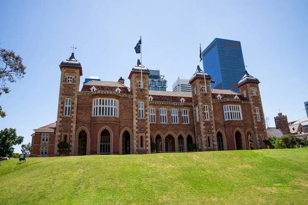 Perth, Australia Occidental, noviembre de 2016: Una vista de la Casa de Gobierno con el distrito central de negocios de Perth — Foto de Stock