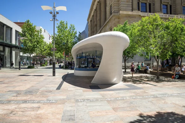 Perth, Australia Occidental, noviembre de 2016: Centro de Información en Forrest Place y Murray Street en Perth — Foto de Stock