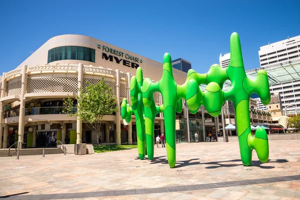 Perth, Australia Occidental, noviembre de 2016: Estatua de arte abstracto verde frente al centro comercial Forrest Chase Myer — Foto de Stock