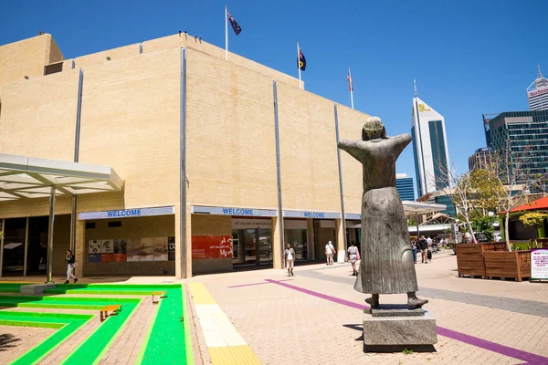 Perth, Australia Occidental, noviembre de 2016: Galería de Arte de WA entrada y escultura de arte — Foto de Stock