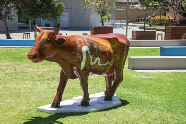 Perth, Australia Occidental, noviembre de 2016: Vaca pintada de marrón frente a la Biblioteca Estatal de WA — Foto de Stock