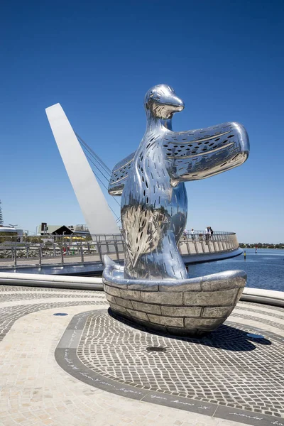 Perth, Australia Occidental, noviembre de 2016: Escultura de arte de aves de primer contacto cerca del puente Elizabeth Quay — Foto de Stock