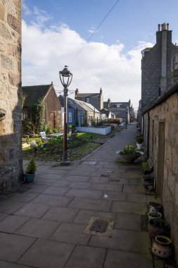 Deniz ve plaj şehirde Aberdeen, İskoçya yanında sessiz bir Kuzey Meydanı eski granit ile sokakta yürürken evler