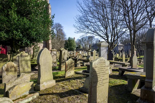 Old cemetery at St Machar's cathedral in Aberdeen, Scotland — Stock Photo, Image