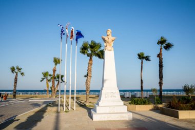 Larnaka, Kıbrıs, Şubat 2017: Atinalı genel Kimon Finikoudes Beach deki Larnaka, büstü