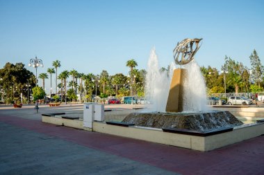 Larnaca, Kıbrıs, Şubat 2017: Larnaca Marina ve Finikoudes beach yakınındaki Europe meydanında bir çeşme