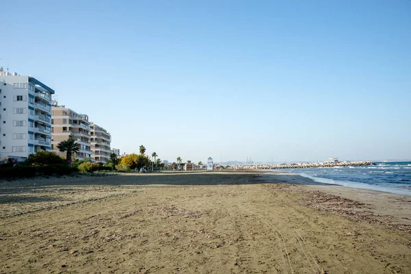 Vazio fora de temporada Praia de Kastela em Larnaca com MacKenzie Marina no fundo — Fotografia de Stock