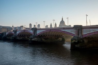 Bir görünümü için sabahın erken saatlerinde Blackfriars köprüden ve St Paul's Cathedral