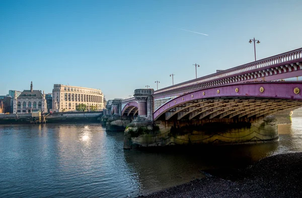 Blackfriars puente a través del río Támesis y Unilever House temprano en la mañana —  Fotos de Stock