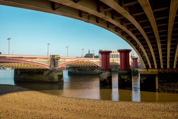 Una vista desde debajo del puente Blackfriars a los antiguos pilares del puente, Londres —  Fotos de Stock