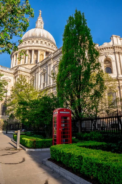 Icónica cabina telefónica roja en el cementerio de la catedral de San Pablo en el centro de Londres — Foto de Stock