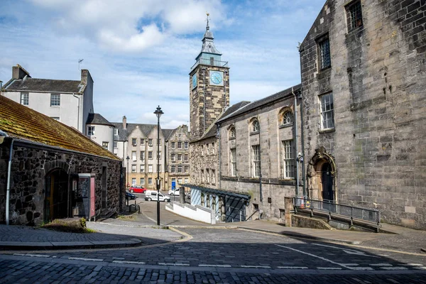 Stirling, Schotland, April 2017: Schilderachtige middeleeuwse straat met een klokkentoren in centrum van de stad Stirling — Stockfoto