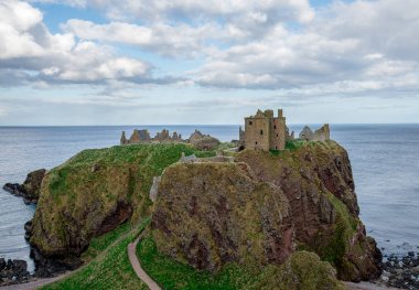 Bulutlu bahar hava, İskoçya Dunnottar kale görünümünde