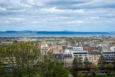 Edinburgh şehir ve nehir Forth kuzey kesiminde bir görünümünü