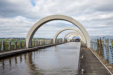 Sonra kanal yaklaşan bir feribot tekne Falkirk tekerleğinde kaldırdı