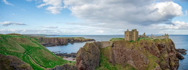 Dunnottar Kalesi ve Kuzey Denizi kıyılarında, İskoçya Panoraması
