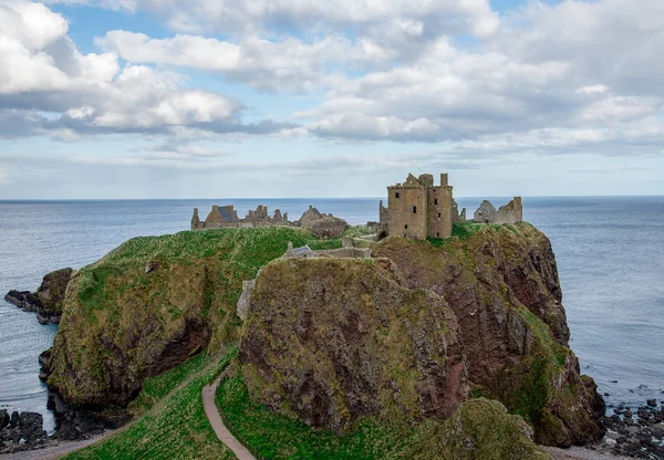Bulutlu bahar hava, İskoçya Dunnottar kale görünümünde
