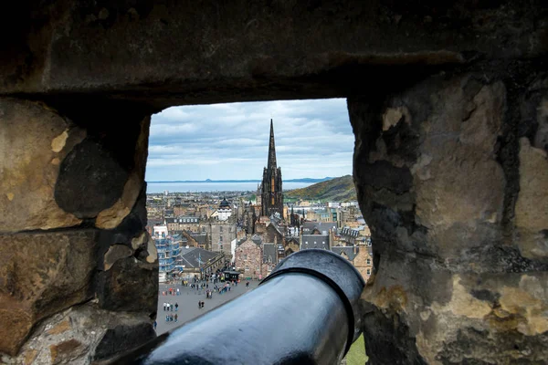 Half Moon batarya, Edinburgh Castle top yuvası aracılığıyla bir görünümü