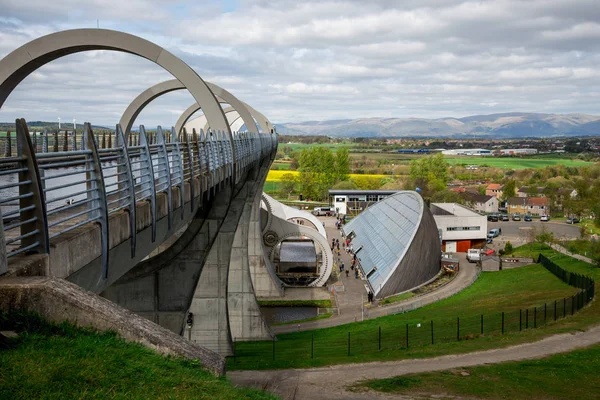 Falkirk, İskoçya, Nisan 2017: Falkirk tekerlek tekne kaldıracı ile bir Keson su dolu 