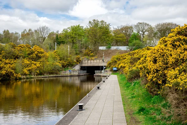 Un túnel que conduce desde el canal de la Unión a Falkirk elevador de barcos de ruedas —  Fotos de Stock