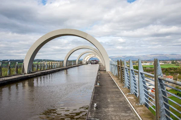 Sonra kanal yaklaşan bir feribot tekne Falkirk tekerleğinde kaldırdı
