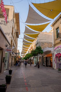 Lefkoşa, Kıbrıs, Şubat 2017: Gölgeli sokak Nicosia şehir merkezi mağazalar ile yürüme Ledras