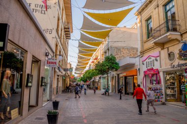 Lefkoşa, Kıbrıs, Şubat 2017: Gölgeli sokak Nicosia şehir merkezi mağazalar ile yürüme Ledras