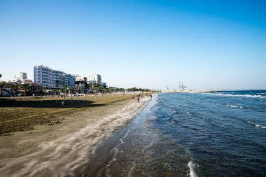 Larnaca, Kıbrıs, Şubat 2017: Larnaka'nın Finikoudes beach Kuzey görünüm erken Bahar